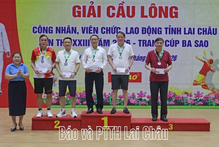 Đồng chí Lò Thị Hằng - Phó Chủ tịch Liên đoàn Lao động tỉnh giải nhất, nhì, ba cho nội dung nam lãnh đạo nhóm 2.