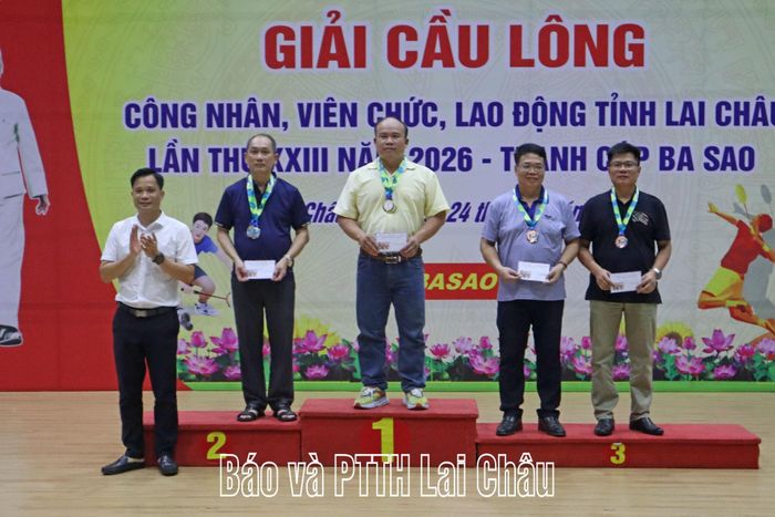 Đồng chí Trần Văn Công - Phó Giám đốc Sở Văn hóa, Thể thao và Du lịch, Phó Trưởng Ban Tổ chức giải trao giải nhất, nhì, ba cho nội dung nam lãnh đạo nhóm 1.