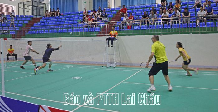 Trận chung kết nội dung cán bộ, công chức, viên chức, người lao động và lực lượng vũ trang đôi nam nữ phối hợp nhóm 1.