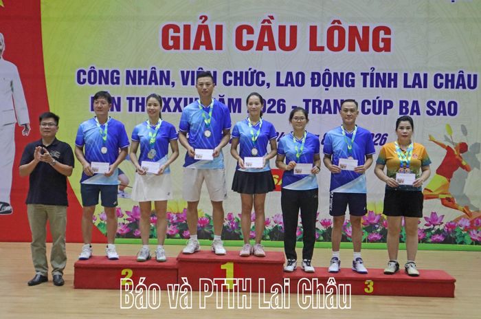 Lãnh đạo Báo và Phát thanh, Truyền hình Lai Châu trao giải nhất, nhì, ba cho nội dung cán bộ, công chức, viên chức, người lao động và lực lượng vũ trang đôi nam nữ phối hợp nhóm 2.