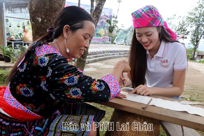Thí sinh trải nghiệm cùng đời sống của đồng bào dân tộc Mông ở Lao Chải.