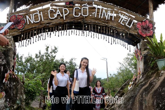 Các thí sinh tham quan bản Lao Chải.
