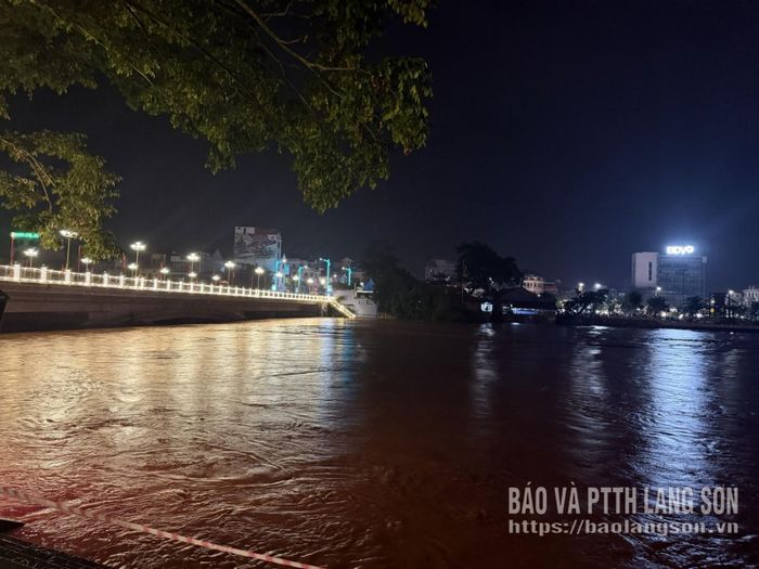 Mưa lớn kéo dài khiến mực nước sông Kỳ Cùng dâng cao