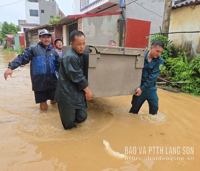 Các lực lượng hỗ trợ người dân di chuyển tài sản đến nơi an toàn (Ảnh Ban Chỉ huy Quân sự xã Thất Khê cung cấp)
