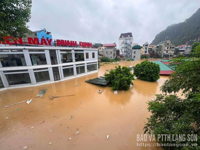 Mưa lớn khiến nước ngập sâu tại xã Na Sầm
