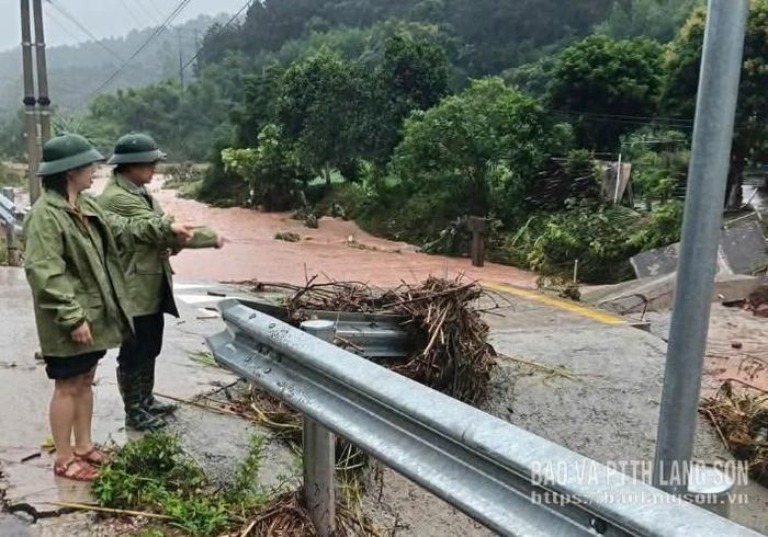 Lãnh đạo xã Đình Lập đánh giá tình hình thiệt hại do mưa lũ 