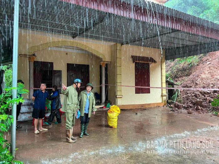 Lãnh đạo xã Đình Lập kiểm tra tình trạng sạt lở đất tại các hộ dân