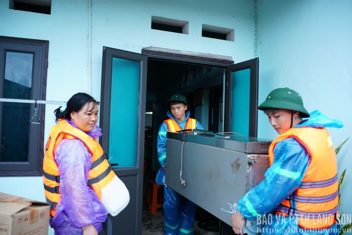 Lực lượng Cảnh sát PCCC và CNCH Công an tỉnh hỗ trợ người dân di dời tài sản