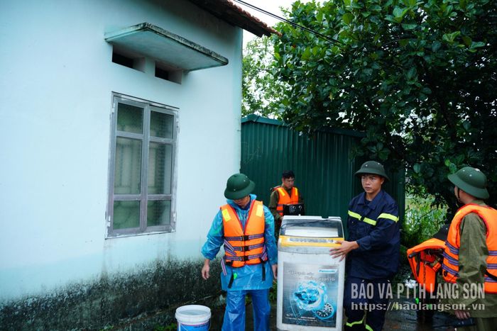 Lực lượng Cảnh sát PCCC và CNCH Công an tỉnh hỗ trợ người dân di dời tài sản