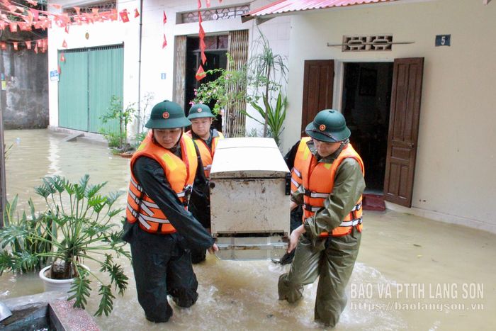 Lực lượng chức năng hỗ trợ người dân di dời tài sản