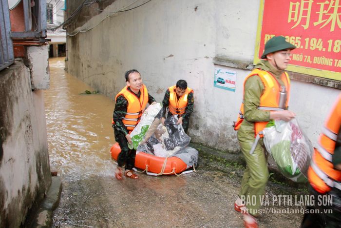 Lực lượng chức năng hỗ trợ người dân phường Tam Thanh di dời tài sản đến nơi an toàn