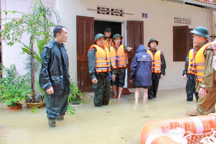 Lãnh đạo phường Tam Thanh cùng lực lượng chức năng có mặt tại các điểm ngập úng hỗ trợ người dân