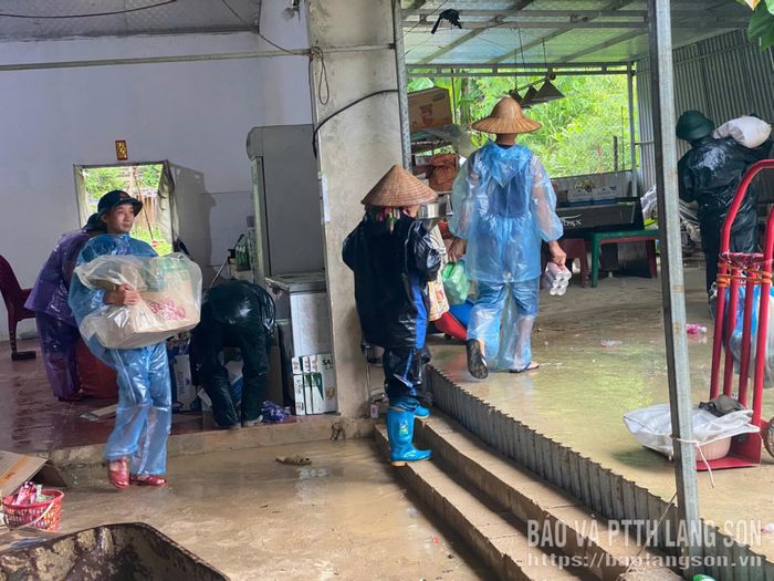 Lực lượng chức năng hỗ trợ người dân di dời tài sản