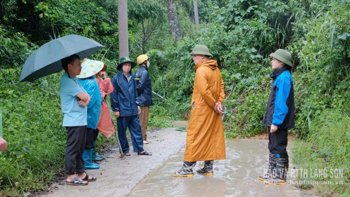 Lãnh đạo xã Công Sơn kiểm tra một số đoạn sạt lở tại địa phận thôn Bản Lành