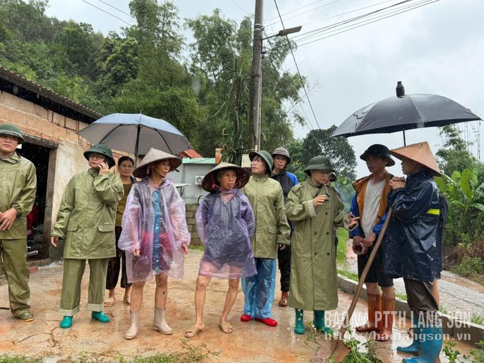 Lãnh đạo xã Lợi Bác kiểm tra tình hình mưa lũ trên địa bàn