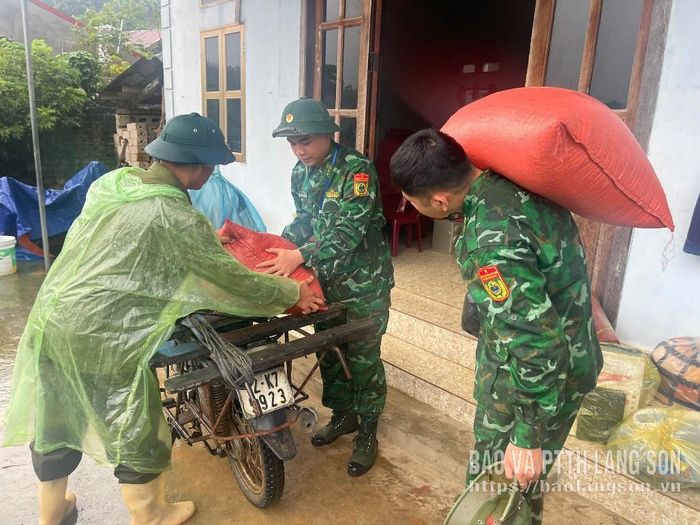 Cán bộ, chiến sĩ Đồn Biên phòng Cửa khẩu Quốc tế Hữu Nghị hỗ trợ người dân di dời tài sản