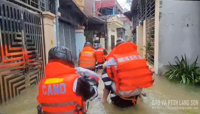 Cán bộ, chiến sĩ công an hỗ trợ người dân di chuyển ra khỏi khu vực nguy hiểm
