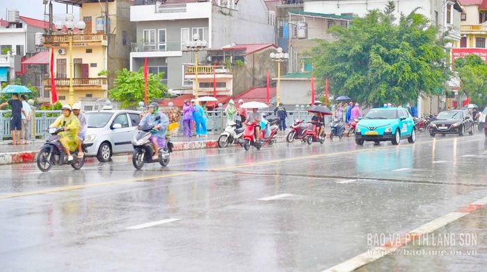 Người dân tập trung tại cầu Kỳ Cùng xem nước lũ vào trưa 23/8