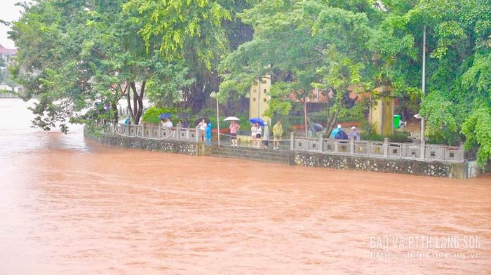 Người dân xem nước lên tại khu vực Chùa Thành (phường Lương Văn Tri) để xem nước lũ vào trưa 23/8