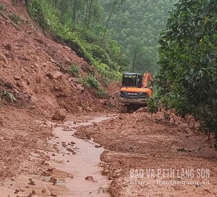 Nhiều tuyến đường trên địa bàn xã bị sạt lở do ảnh hưởng của mưa lớn