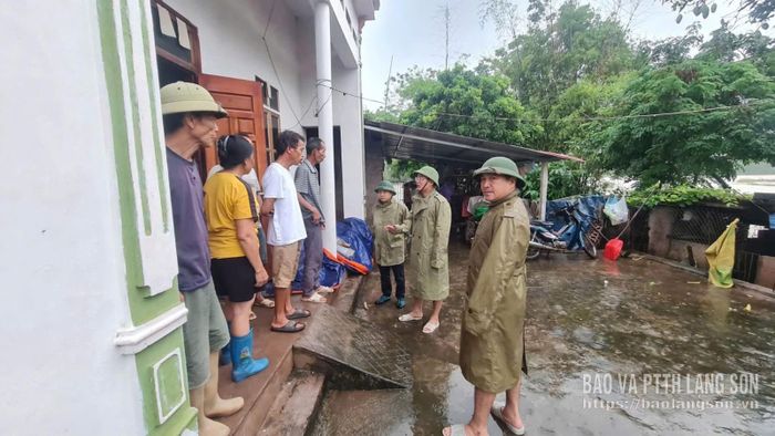 Lãnh đạo xã Khuất Xá thăm hỏi, động viên các gia đình