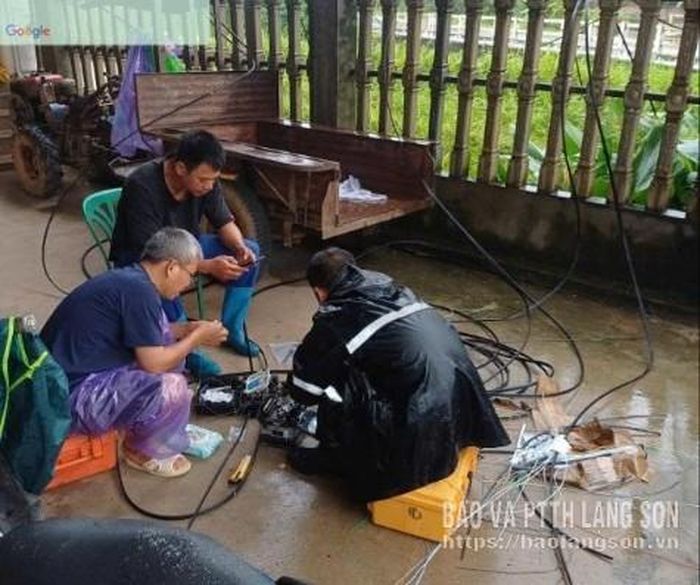 Nhân viên VNPT khắc phục sự cố tại khu vực Lộc Bình