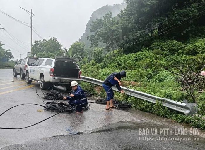 Nhân viên VNPT khắc phục sự cố tại khu vực Chi Lăng