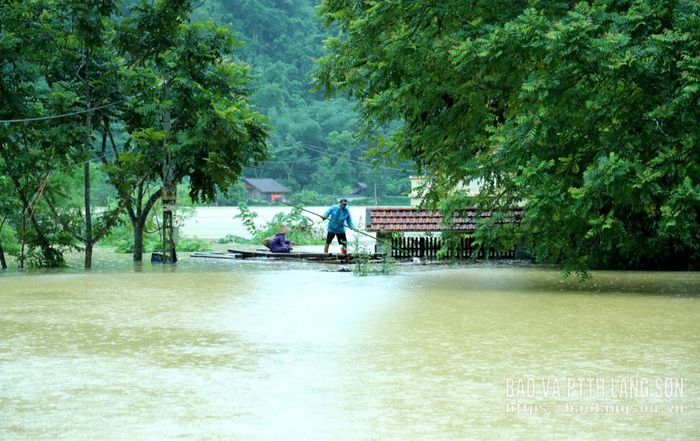Xóm Lũng Do, thôn Thống Nhất bị ngập sâu, các hộ dân bị cô lập