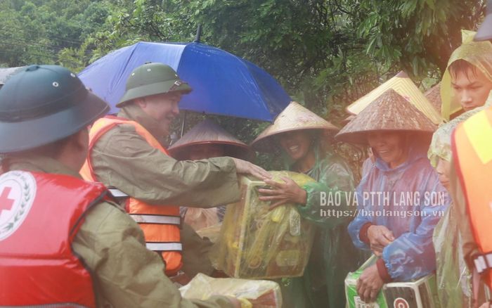 Đồng chí Chủ tịch UBND tỉnh trao nhu yếu phẩm cho người dân vùng bị cô lập do mưa bão ở thôn Bản Giểng, xã Mẫu Sơn