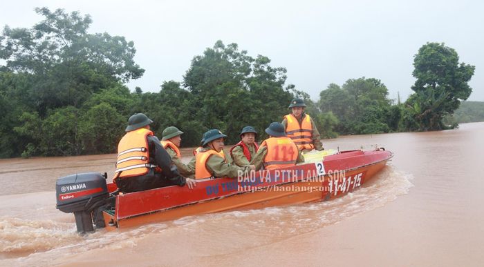 Đoàn công tác di chuyển trên xuồng đến hỗ trợ người dân vùng bị cô lập do mưa bão ở thôn Bản Giểng, xã Mẫu Sơn