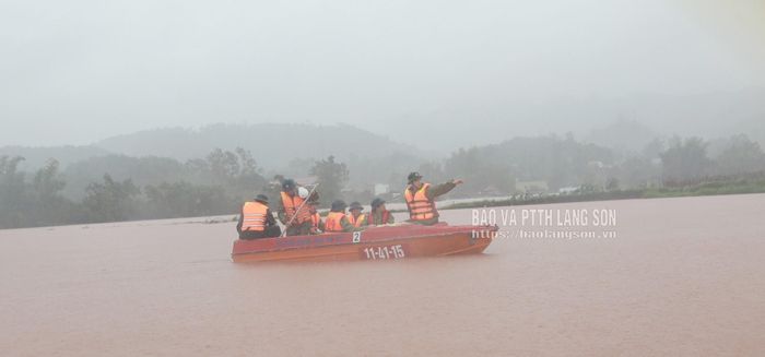 Đoàn công tác di chuyển trên xuồng đến hỗ trợ người dân vùng bị cô lập do mưa bão ở thôn Bản Giểng, xã Mẫu Sơn