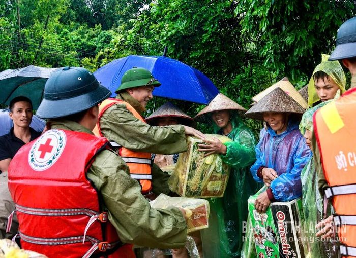Đồng chí Nguyễn Cảnh Toàn, Phó Bí thư Tỉnh ủy, Chủ tịch UBND tỉnh và lãnh đạo Hội Chữ thập đỏ tỉnh trao quà hỗ trợ khẩn cấp cho các hộ dân bị ảnh hưởng nặng bởi mưa lũ tại xã Mẫu Sơn