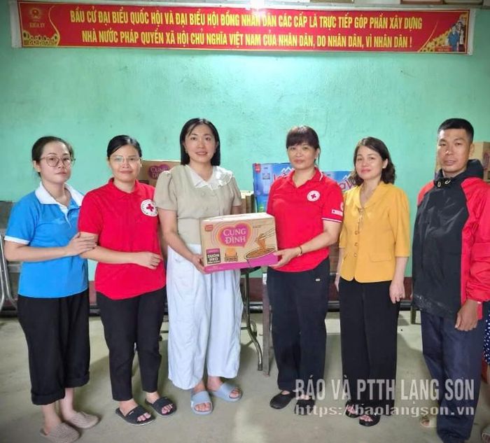 Lãnh đạo Ủy ban MTTQ Việt Nam tỉnh, Hội Chữ thập đỏ tỉnh trao quà cho đại diện UBND xã Tràng Định