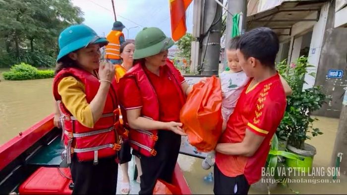 Đại diện lãnh đạo Ủy ban MTTQ Việt Nam tỉnh, Hội Chữ thập đỏ tỉnh và UBND xã Thất Khê trao quà hỗ trợ hộ dân bị ảnh hưởng nặng bởi mưa lũ tại xã Thất Khê