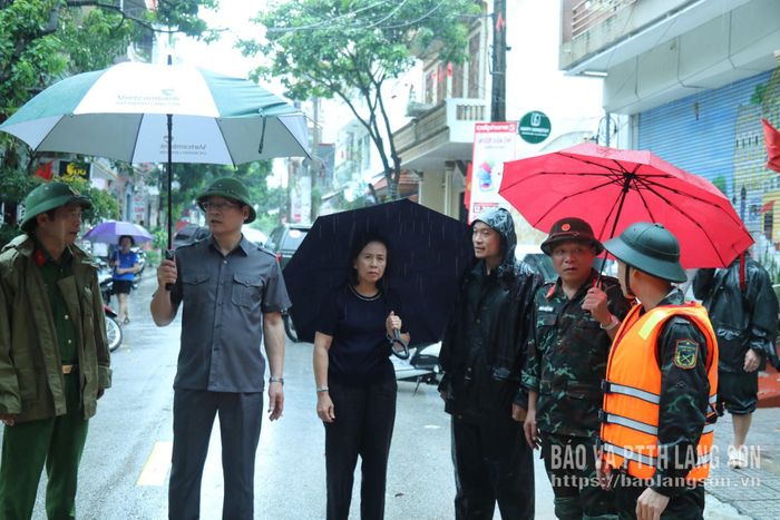 Đồng chí Đoàn Thị Hậu, Phó Bí thư Thường trực Tỉnh ủy, Chủ tịch HĐND tỉnh và đoàn công tác kiểm tra khu vực bị ngập tại khối 1, phường Tam Thanh