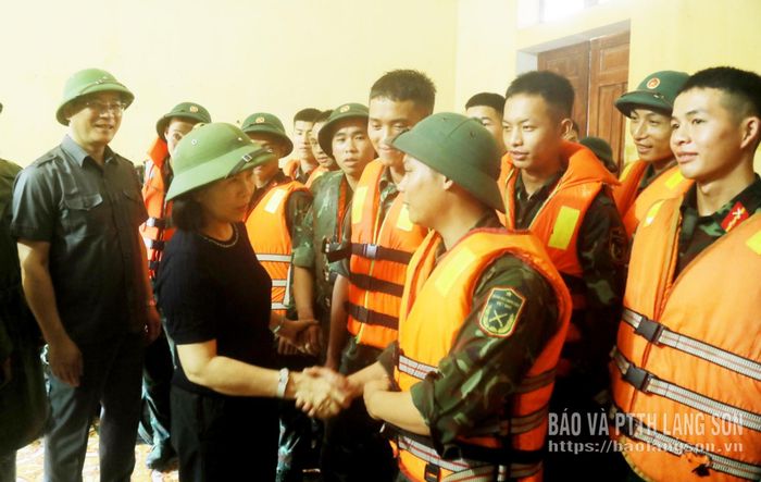 Đồng chí Đoàn Thị Hậu, Phó Bí thư Thường trực Tỉnh ủy, Chủ tịch HĐND tỉnh động viên các chiến sĩ Trung đoàn 141
