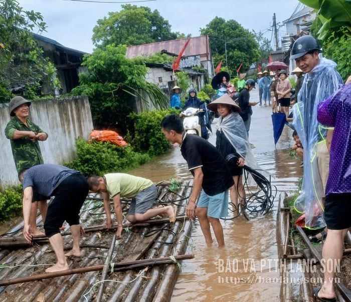 Lực lượng chức năng chuẩn bị bè mảng chủ động giúp dân di dời tài sản