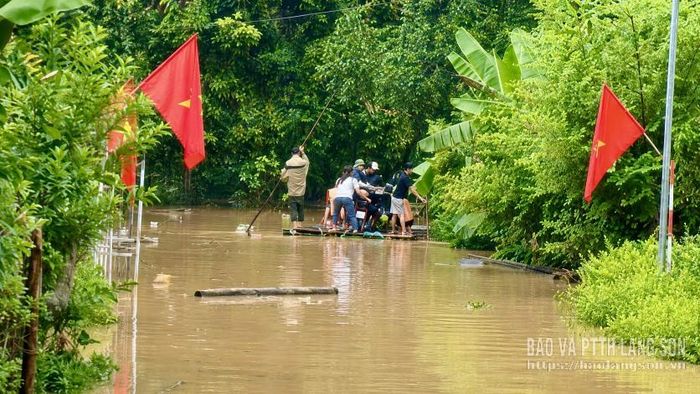Lực lượng chức năng hỗ trợ người dân vùng ngập sâu di dời tài sản đến nơi an toàn