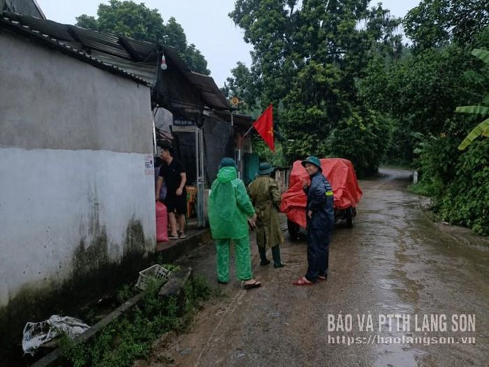 Lực lượng chức năng hỗ trợ người dân di dời tài sản đến nơi an toàn