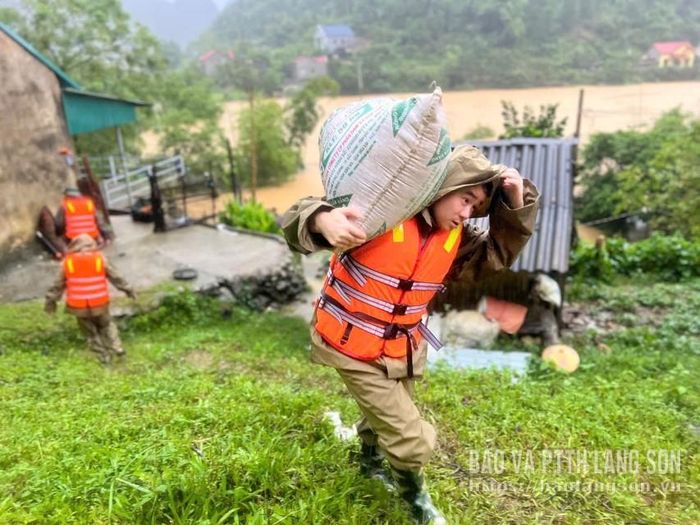 Cán bộ Công an xã Tân Đoàn hỗ trợ người dân di dời tài sản 