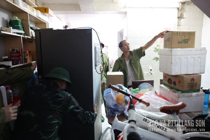 Người dân phường Lương Văn Tri di dời tài sản lên vị trí an toàn