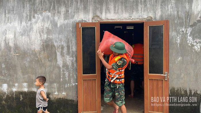 Cán bộ, chiến sĩ thuộc Bộ Chỉ huy Quân sự tỉnh Cao Bằng hỗ trợ người dân di dời tài sản