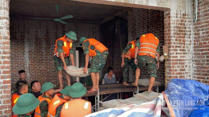 Cán bộ, chiến sĩ thuộc Bộ Chỉ huy Quân sự tỉnh Cao Bằng hỗ trợ người dân trên địa bàn xã Tràng Định di dời tài sản