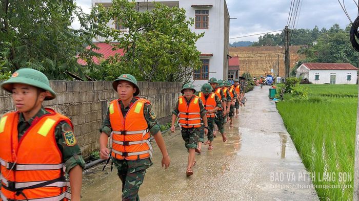 Cán bộ, chiến sĩ thuộc Bộ Chỉ huy Quân sự tỉnh Cao Bằng có mặt tại xã Tràng Định để hỗ trợ người dân ứng phó với mưa lũ