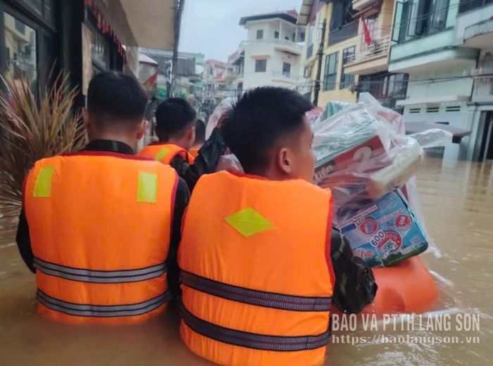 Nhu yếu phẩm được chuyển đến từng hộ dân đang trong vùng ngập lụt