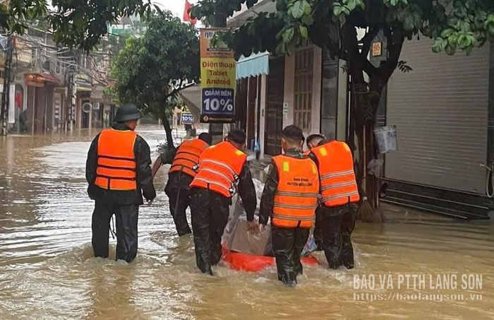Nhu yếu phẩm được lực lượng chức năng vận chuyển cho người dân trong vùng bị cô lập do ngập lụt tại phường Tam Thanh