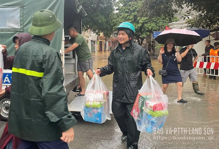 Lãnh đạo phường Tam Thanh tham gia chuyển nhu yếu phẩm cho người dân trên địa bàn