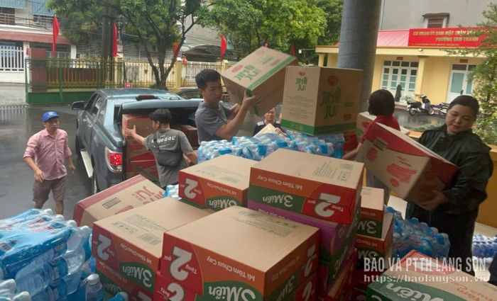 Nhu yếu phẩm được phường Tam Thanh tiếp nhận để chuyển tới người dân vùng ngập lụt