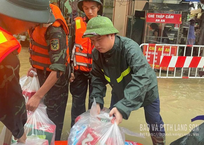 Lãnh đạo phường Tam Thanh tham gia chuyển nhu yếu phẩm cho người dân trên địa bàn