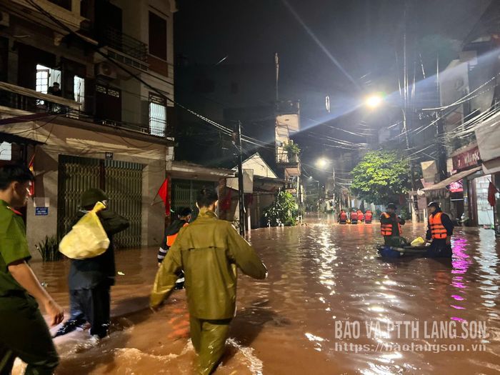 Lực lượng chức năng và các đơn vị hỗ trợ đưa các suất ăn vào vùng ngập lụt